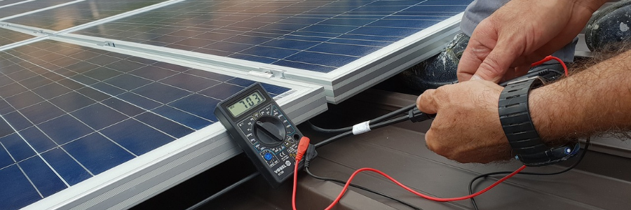 How does net-metering work in a grid-tied solar system?